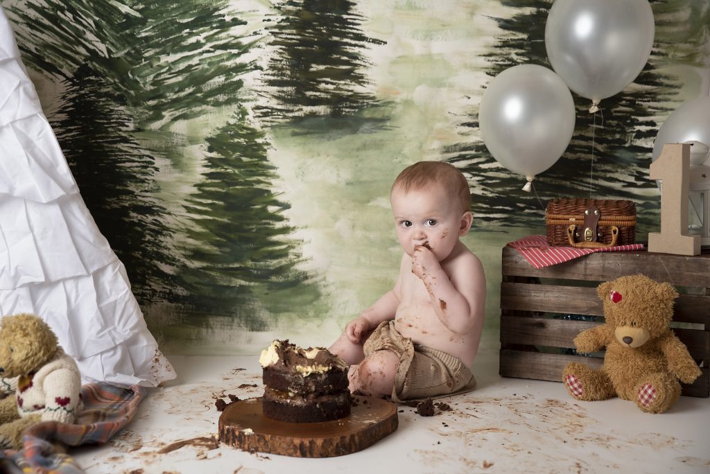 cakesmash photoshoot with little boy
