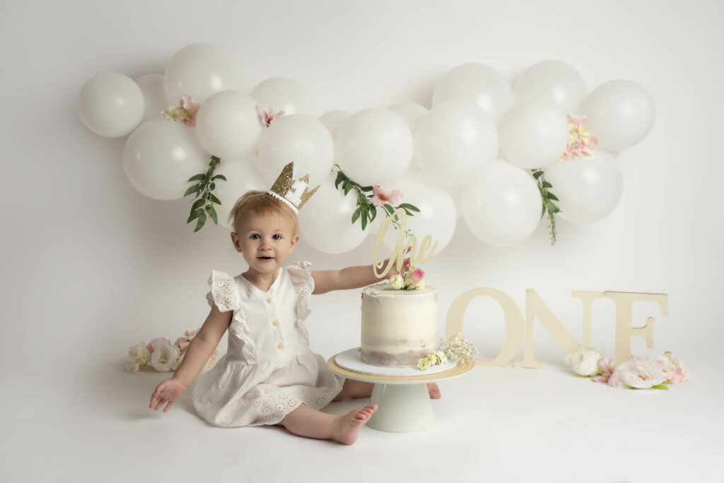 newborn photography manchester cake smash with white baloons by Dora Horvath